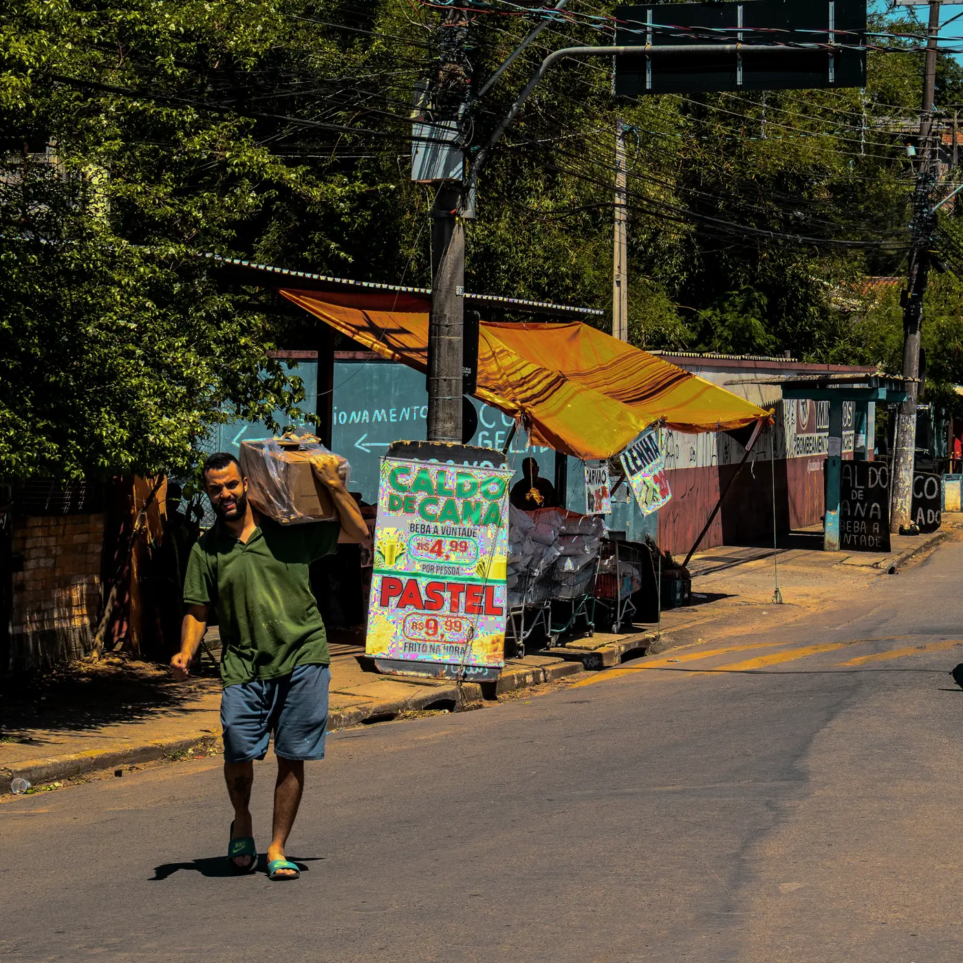Comércio de rua brasileiro — quem produz